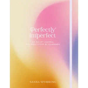 Perfectly imperfect : en bullet journal för kreativitet & välmående (inbunden) - En unik bullet journal med plats för planering, kreativitet och reflektion. Bullet journaling är en metod för att skapa sitt eget planeringsverktyg. Traditionella bullet journals är baserade på prickade sidor. Det kan dock kännas överväldigande att börja med tomma sidor och många får prestationsångest. I denna bullet journal får man ett "skelett" att vara kreativ utifrån. Den innehåller också en rad roliga funktioner, med fokus på self care, som ofta förekommer inom bullet journaling. Kalendern är datumlös för att kunna påbörjas när som helst. Att själv få fylla i är ett roligt sätt att vara kreativ och göra kalendern till sin egen. Detta är en kalender både för dem som älskar bullet journaling och för dem som vill ha en annorlunda kalender inom personlig utveckling. Kalendern bygger på moduler från försäljningssuccén Planera för din lycka, Planera för dina drömmar och Planera för din hälsa. Fokus ligger på planering, personlig utveckling och välmående. Kalendern innehåller bl.a.:Mina må bra-rutiner: Saker som gör mig lycklig, mitt self care, träning, jag gillar etc. Om mig: värderingar, passion, styrkor, motivation. Mina mål för: relationer, arbete, hälsa, fritid, ekonomi, själsligt.    Format Inbunden   Omfång 253 sidor   Språk Svenska   Förlag Tukan Förlag   Utgivningsdatum 2022-08-22   Medverkande Sanna Sporrong   ISBN 9789180373944  