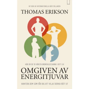 Omgiven av energitjuvar (pocket) -  SVERIGES MEST ÖVERSATTA FÖRFATTARE guidar till skratt och självförståelse Senaste boken i Omgiven av-serien pekar ut energitjuvarna och ger dig makt över ditt eget välbefinnande Alla har någon gång stött på en energitjuv. Oftast i form av en person, men det kan även vara en situation eller det egna mindsetet. Plötsligt är alla ansträngningar förgäves. Du blir hjälplöst dränerad. Men inte längre! Med Thomas Eriksons enkla teorier blir det både lätt att identifiera och oskadliggöra energitjuvarna. Begripliga modeller, underhållande självtester och berättelser med hög igenkänning ger ökad kännedom om andra, och dig själv, så att du får bättre förmåga att förvalta din egen kapacitet. OMGIVEN AV ENERGITJUVAR knyter ihop alla föregående böcker i Omgiven av-serien genom att bland annat identifiera idioter, psykopater, dåliga chefer, motgångar och narcissister som energitjuvar och visa hur du rår på dem. Det är en bok som vänder sig lika mycket till dig som vill boosta karriären som skapa harmoni i hemmet, och få ut det mesta av livet. THOMAS ERIKSON är Sveriges, idag levande, mest översatta författare och en världsledande business- och ledarskapscoach. Han har under de senaste 20 åren sålt närmare 8 miljoner böcker och givits ut i mer än 50 länder, coachat närmare 5 000 chefer och hållit omkring 150 föreläsningar per år. Som en av vår tids största infotainers har han tillgängliggjort DISC-analysen och andra effektiva kommunikationsmodeller på ett sätt som hjälpt människor över hela världen att förstå sig själva och sin omgivning. Sagt om boken:Fylld av anekdoter och underhållande läsning. M-MagazineRiktigt uppiggande läsning. Blekinge Läns TidningNästa del i serien kommer i april 2024 och heter OMGIVEN AV LÖGNARE.Internationella röster om de föregående böckerna i Omgiven av-serien: Erikson imponerar ännu gång med sin förmåga att göra forskningsbaserade diskussioner lättillgängliga och underhållande, och läsarna kommer att uppskatta den insiktsfulla vägledningen. Det här är ännu en fullträff. Publishers Weekly, starred review Du behöver knappast vara en livscoach för att läsa Omgiven av idioter. Det fungerar verkligen, prova själv. Zin Magazine, Nederländerna Känner du dig omgiven av idioter bör du läsa boken av den svenska konsulten Thomas Erikson. Det är ett underhållande och lärorikt verk. Omgiven av idioter är inte ett tungt psykologiskt inlägg, utan en lätt och underhållande bok om hur man kan komma överens med olika sorters människor. Tidningen Rakentaja, Finland Eriksons bok är en sann gruva av verkliga situationer som var och en av oss kan identifiera sig med. Genom att fläta samman komplexa beteendeteorier och situationer vi ständigt befinner oss i förmedlar författaren sin kunskap på ett ytterst övertygande sätt ... Se till att läsa den här boken. Tidskriften Sensa, Kroatien    Format Pocket   Omfång 279 sidor   Språk Svenska   Förlag Bookmark Förlag   Utgivningsdatum 2023-11-15   ISBN 9789189585300  