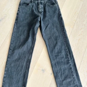 Svarta/gråa jeans från lee. Hänger med ett bälte från Dickes  - Hej! Säljer nu ett par Lee jeans pga av dom är för stora och har inte andvändning för dom. Använda 5 gånger. Som nya! Det kommer med ett bälte. Tveka inte att fråga om ni har några funderingar. Ny pris 1100kr!