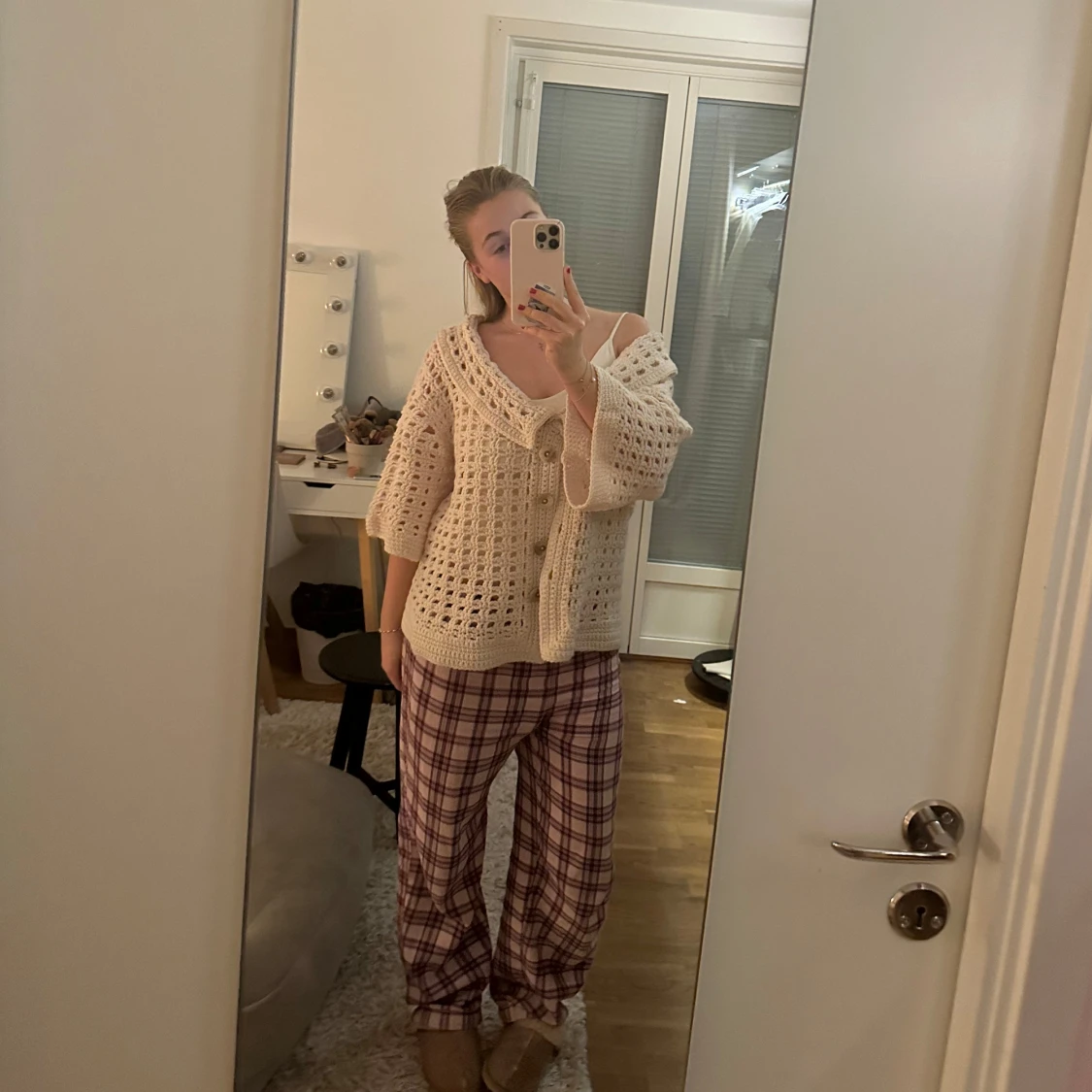 Beige stickad kofta med knappar - 90