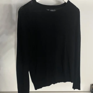 Svart tröja från ONLY - Säljer en stilren svart tröja från ONLY i storlek M. Perfekt för både vardag och fest. Tröjan har en klassisk design med långa ärmar och rund hals. Passar utmärkt till jeans eller kjol för en enkel men snygg look.