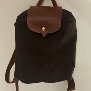 Longchamp vintage ryggsäck - Superfin longchamp ryggsäck som är vintage från 70-talet! Hel på fram, bak och inuti. Är använd fåtal gånger endast. Skriv för fler bilder! ⭐️