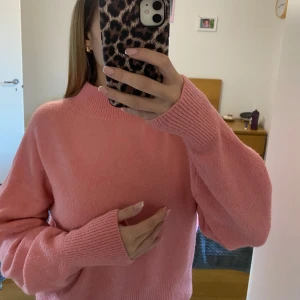 Rosa stickad tröja från & Other Stories - Superfin rosa stickad tröja från & Other Stories, perfekt för kyliga dagar. Den har en mysig passform med långa ärmar och ribbade detaljer vid hals och ärmslut. Passar både till vardags och lite finare tillfällen. 💖