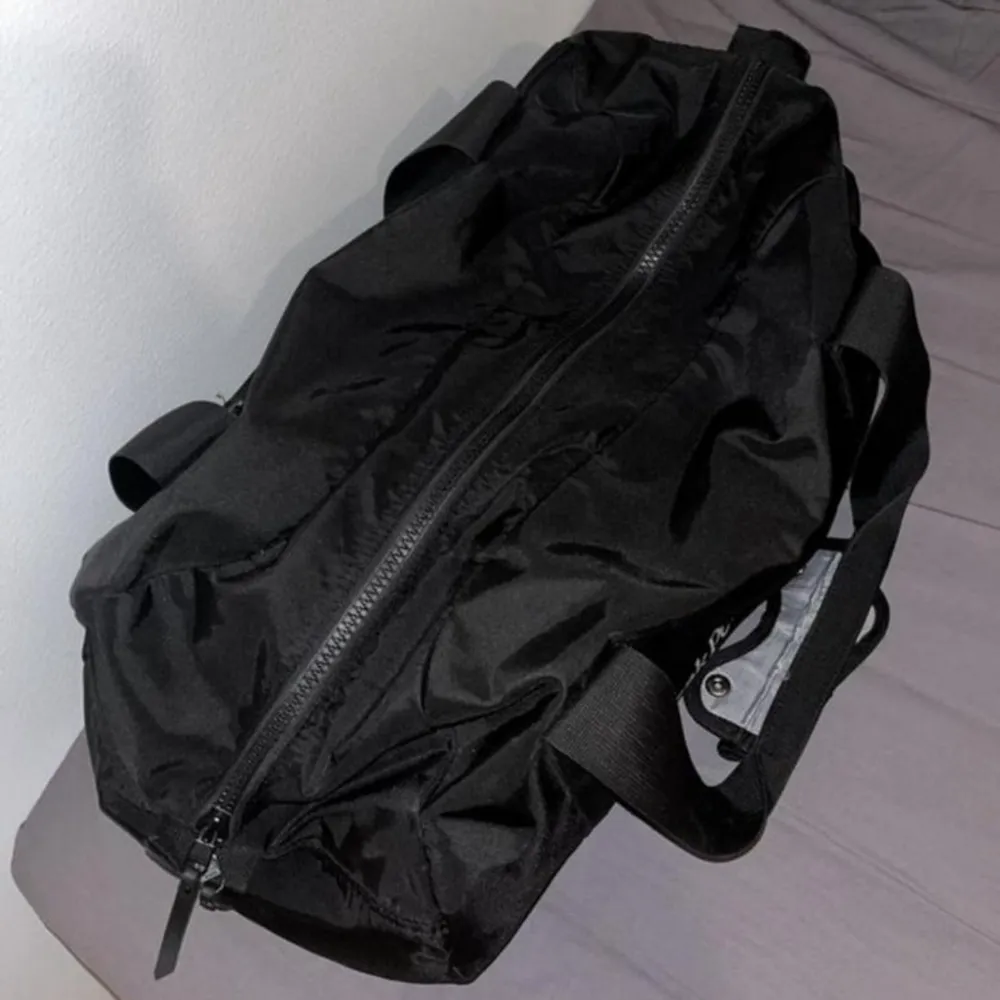 Peak Performance gymväska 35L. Inga defekter, som ny.  Höjd: 38 cm Längd: 48 cm Vidd: 27 cm  Obs axelrem finns ej, endast handtag.. Väskor.