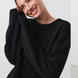 Svart stickad tröja - Ginas jätte populära stickade tröja är i storlek M men jag skulle säga att den sitter som en S