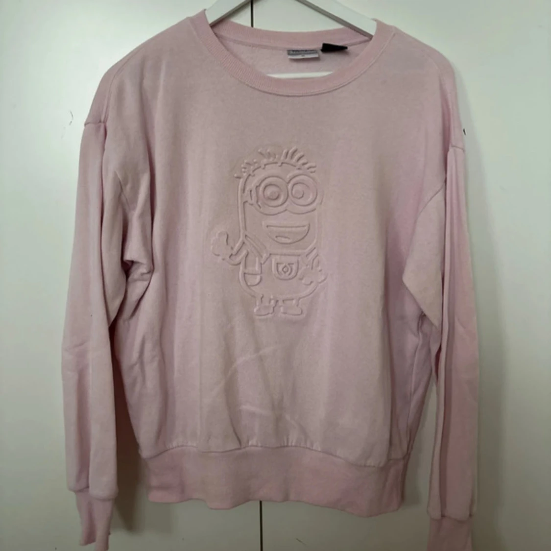 Rosa sweatshirt med Minion-motiv