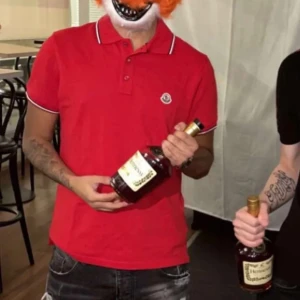 Röd pikétröja från Moncler - Säljer en äkta  snygg röd pikétröja från Moncler. Köpt i nk storlek S. 