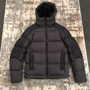 Peak performance jacka  - Säljer en peak performance puffer jacket i nyskick, knappt använd. Storlek S. Nypris 4500kr. Skriv vid fråga eller funderingar!