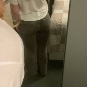 Grå lågmidjade jeans  - Säljer ett par grå lågmidjade utsvängda jeans i bra jättebra skick. De har en lågmidjad passform och är stretchiga och sköna. Byxorna har knappar framtill och en klassisk bootcut-stil. Köpta nu i höst men knappt andvända då jag bara inte dras t dem.💗