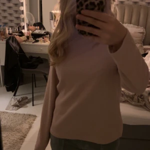 rosa polotröja - super söt rosa stickad tröja med polo, mycket bra skick 💗 storlek M men sitter o passar som S typ, pris kan diskuteras