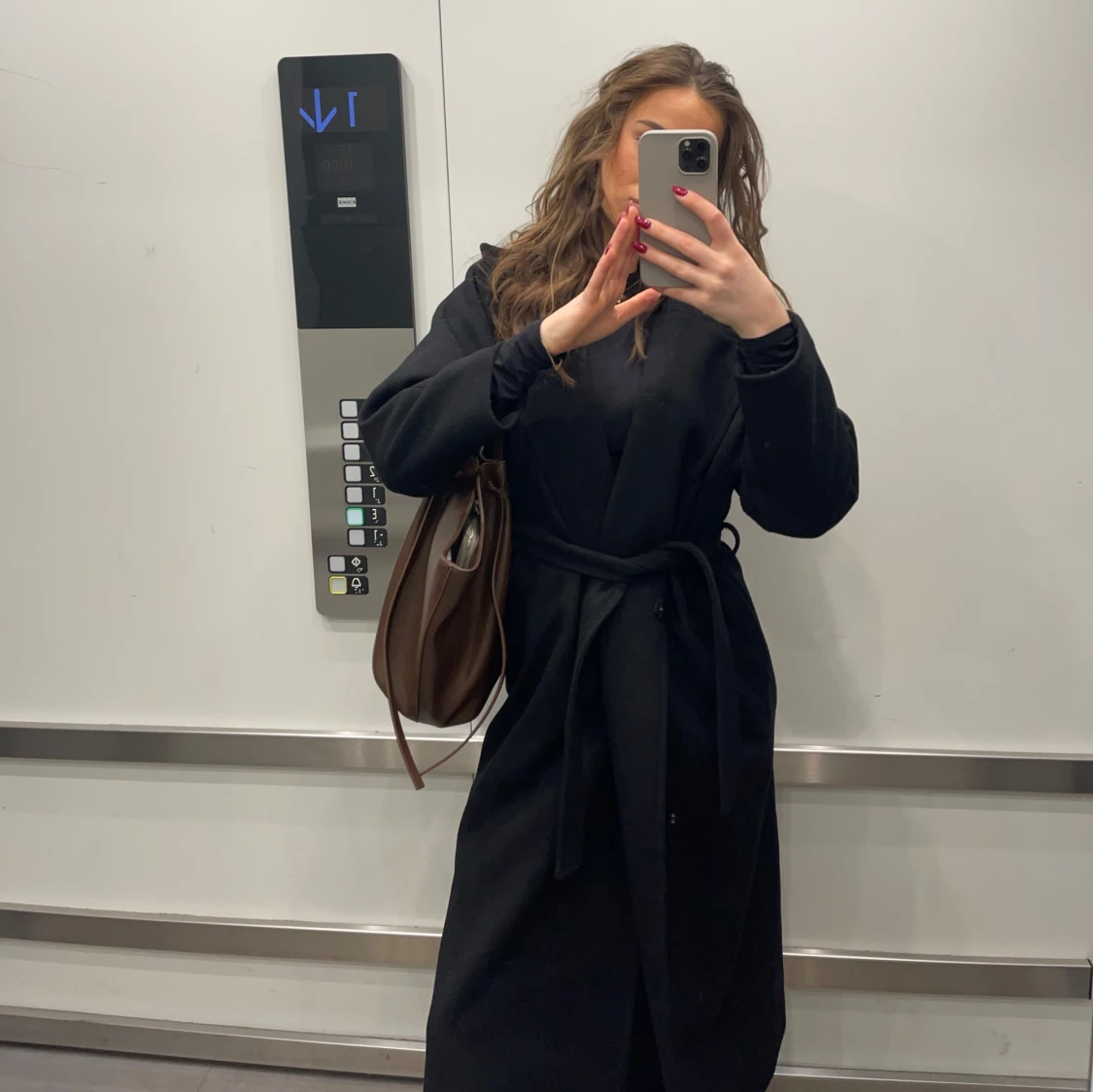 Svart kappa med bälte - 92