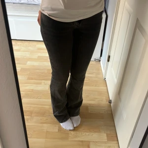 Gråa jeans från Gina - Säljer ett par gråa jeans från Gina! 🖤de är lowwaist med bootcut, och väldigt populära. Säljer pga att de har blivit för små i midjan, men passar mig i längden som är 165cm lång💕
