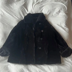 faux fur coat - previous owner has replaced and restitched one of the buttons (see photo) so there is a little mark where the previous button was placed, not at all visible while wearing and the button can of course be restitched again, marked as a size 48 but fits smaller sizes, i am a size 36 as a reference