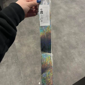 Holografiskt hårglitter - Säljer ett supercoolt holografiskt hårglitter som verkligen fångar ljuset och skiftar i regnbågens alla färger. Perfekt för att liva upp vilken outfit som helst, speciellt på fester! 