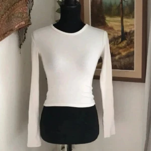 Ribbad långärmad tröja - Jag säljer min UR snygga ribbade långärmade tröja från Bershka i storlek XS men jag tycker den sitter som XXS då den är rätt liten men den formas efter kroppen skit snyggt och passar till ALLT då den är väldigt stilren🫶🏼