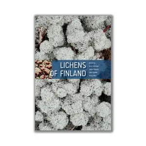 Finska lavfloran behandlar i ord och bild alla i Finland förekommande makrolavar jämte många av de vanligaste skorplavarna. Totalt 748 arter, underarter och varieteter presenteras med underbara färgfoton och fina utbredningskartor. I en inledande del presenteras morfologi, taxonomi, kemiska karaktärer, livsmiljöer och hotade arter. Vid sidan av inledning och artpresentationer som utgör bokens huvuddel, finns en omfattande förteckning över samtliga i Finland påträffade lavar, lavparasiter och lavliknande svampar, med synonymer, utbredningsuppgifter och ekologiska beskrivningar, totalt 1952 taxa. Boken innehåller också index med svenska, finska och vetenskapliga namn.    Format Inbunden   Omfång 896 sidor   Språk Engelska   Förlag Naturcentrum   Utgivningsdatum 2021-09-27   Medverkande Soili Stenroos   Medverkande Saara Velmala   Medverkande Juha Pykälä   Medverkande Teuvo Ahti   ISBN 9789185221431  