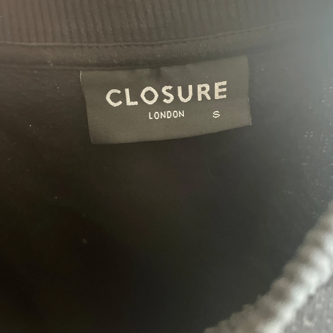 CLOSURE LONDON svart sweatshirt, storlek S - 91