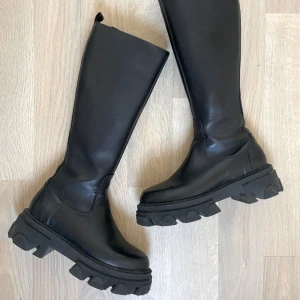 Pavement - Pavement Gabriella i strl 38. Inköpta förra hösten men passar tyvärr inte mig efter graviditet. Lite skav framtill (se bild) annars i fint sparsamt skick! Nypris 2600kr. 