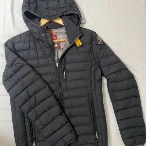 Svart herr parajumper dunjacka - Äkta. Använd men nästan i nytt skick. Inga skador eller liknande.