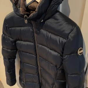 Colmar vinterjacka  - Supersnygg vinterjacka från colmar som är lite formad. Använd fåtal gånger, inga slitningar eller defekter. Storlek M men passar mig som brukar ha S. Skriv för fler funderingar! 