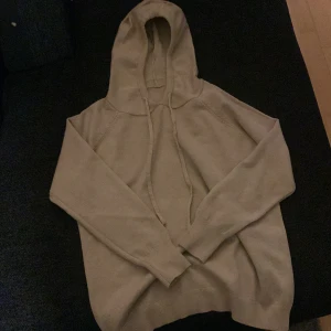 Ull tröja - Hej! Säljer min ull tröja för att den är för liten när jag fick den den är inte använd eller något skriv vid funderingar!