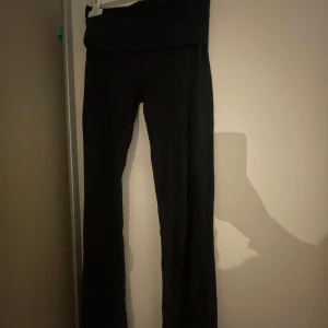 Svarta byxor från Gina Tricot - Säljer ett par svarta byxor från Gina Tricot i storlek 146-152. De har en hög midja och en bootcut-stil som ger en snygg siluett. Perfekta för både vardag och mys🥰