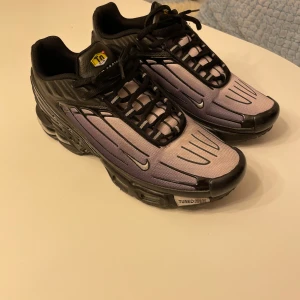 Nike air max - Säljer ett par snygga Nike sneakers i svart och lila. De har en cool design med synlig dämpning och TN-logga på sidan. Perfekta för både vardag och träning. Skorna är i mycket bra skick och har snörning för bästa passform. Låda medföljer ej. Skriv om ni har några frågor!