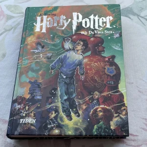 Harry Potter och De Vises Sten - Säljer en bok med titeln 'Harry Potter och De Vises Sten' av J.K. Rowling. Är i topp skick, priset kan diskuteras.