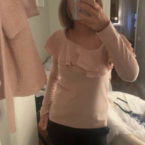Kofta - Jätte fin rosa tröja med en off shoulder! Ingen prislapp då jag fick den i present! 