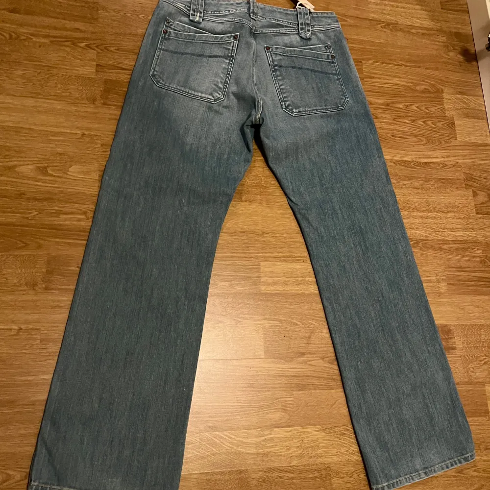 Helt nya ljusblåa jeans från Diesel i storlek W33 L32 , köpta för minst 25 år sedan. Jeans & Byxor.