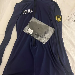 Mörkblå polisdräkt med dragkedja - Säljer en mörkblå polisdräkt i oanvänt skick