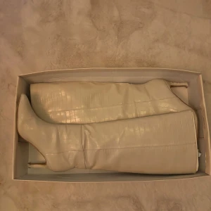 Stövlar  - Höga stövlar från Gina tricot. Off white och krokodilmönster. Sköna och lätta att gå i, perfekta för en utekväll. 