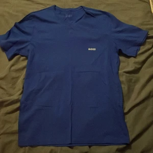 T-shirt Boss - Begagnad t-shirt i bra skick, säljs då jag växt ur den