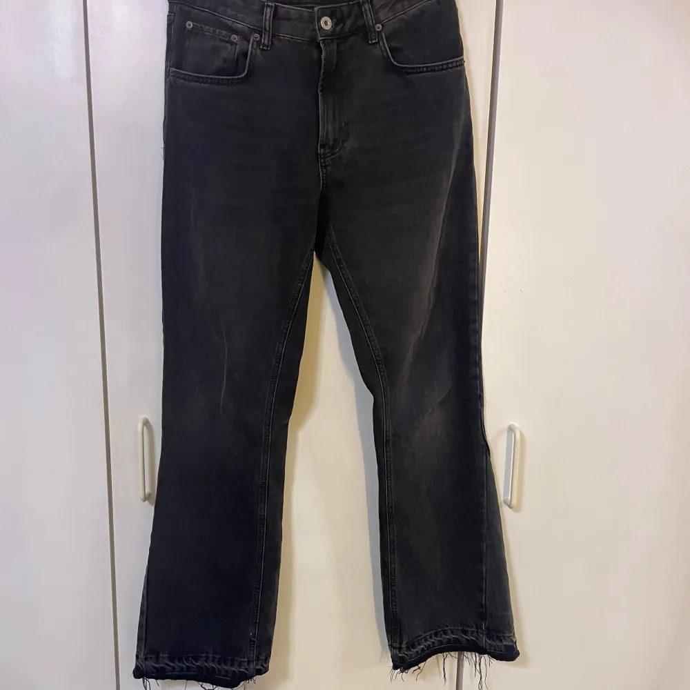 Säljer ett par svarta jeans från Zara i storlek M (EUR 40) . De har en snygg bootcut-stil med råa kanter längst ner för en trendig look. Perfekta för både vardag och fest! 🖤Ny pris 700kr. Använt 1 gång och den är tight vid låren. Passar perfekt till längden 173-180. Jeans & Byxor.