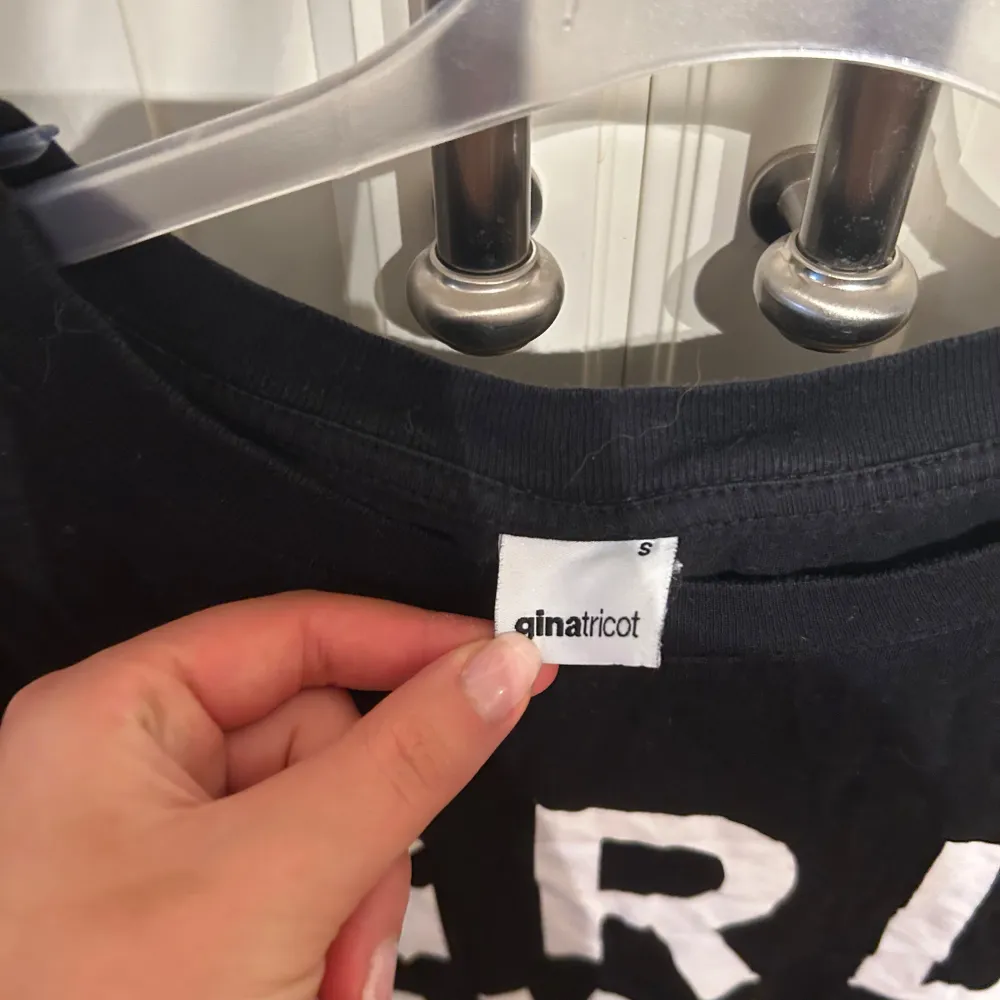 Säljer en svart t-shirt från Gina Tricot med det coola trycket 'GRL PWR' i vitt. Perfekt för att visa girl power! T-shirten är i bra skick och har korta ärmar. Passar perfekt till vardags eller till träningen. . T-shirts.