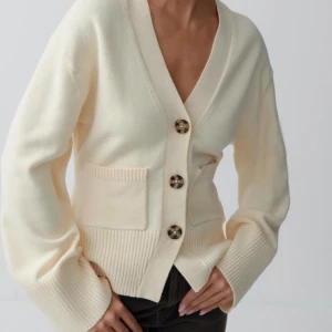 Stickad tröja  - Säljer denna slutsålda stickade koftan från Gina. Som ny! Köpt för 459. 