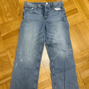 Blåa jeans - Ljusblåa jeans i Lopes fit. De är midwaist och sitter bra på mig som är 170cl lång. 