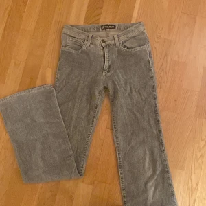 Gråa midrise jeans  - Säljer mina gråa manchester midrise jeans i bra skick. Skriv om du har några frågor!
