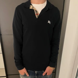 Burberry tröja  - Hej, säljer nu denna burberry tröja. Storlek S. Väldigt bra skick. Ny pris = 4999:-. Säljas för 799:-