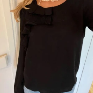 Svart blus med volangdetalj - Så snygg och knappt använd⭐️ 