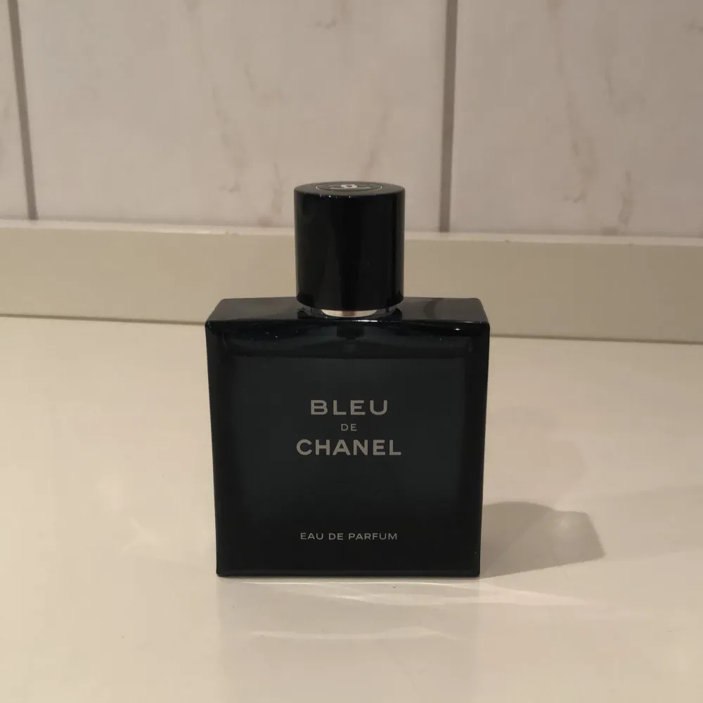 Säljer en elegant Bleu de Chanel Eau de Parfum. Flaskan är mörkblå och stilren med en svart kork. Perfekt för den som vill ha en sofistikerad och tidlös doft. Kommer i originalförpackning och med en exklusiv Chanel-påse. Perfekt presentidé eller för att unna sig själv något extra! 🌟 Köpt på egna hemsidan för 1174 kr. Allt tillbehör kommer också med.. Parfym.