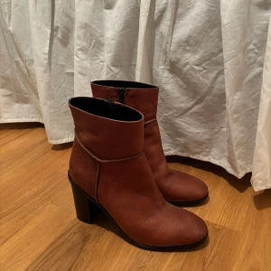 Supersnygga skinnboots från Minelli - Assnygga låga boots från Minelli i äkta skinn, köpta i Frankrike och aldrig blivit använda💖 Storlek 39