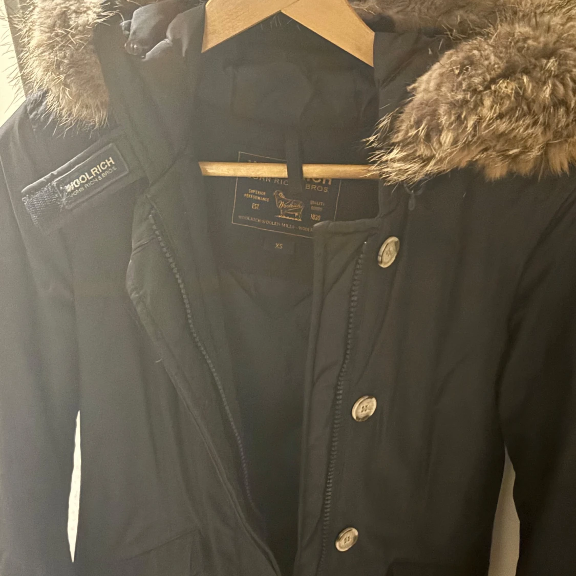 Svart parkajacka med pälsdetalj från Woolrich - 90