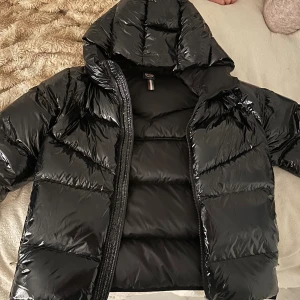 Glansig colmarjacka - Jackan är helt ny i strl 16y/172cm. Säljer den då jag ångrade mig efter att jag redan hade tagit av prislappen, den finns dock kvar. Nypris 4599 och har inte satt ett fast pris så kom gärna med prisförslag!💞