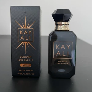 Kayali Cafe Oud 19 - Kayali Cafe Oud 19 eau de parfum intense in 10 ml. 5 sprays used. It is a fresh spicy, rose, coffee, vanilla, oud fragrance. It is a soft oud fragrance. 