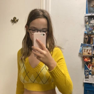 Cropad gul tröja - Fin och väldigt gul bra skick 