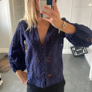 Blus  - Fin blå blus i gott skick 