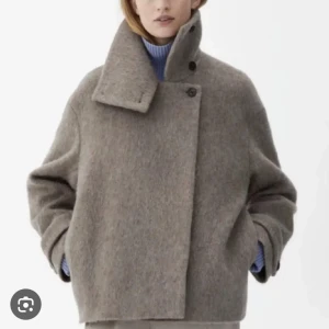 Beige ullkappa - Säljer en superfin beige ullkappa som är perfekt för höst och vinter. 