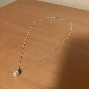 Halsband med pärla  - Nytt och oanvänt