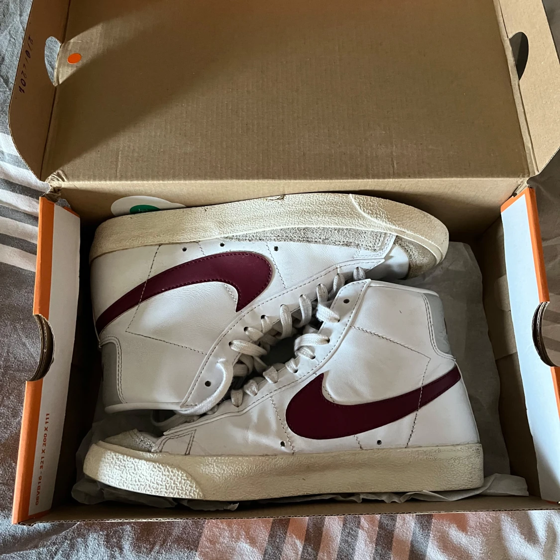 Nike Blazer Mid sneakers i vitt och vinrött - 92